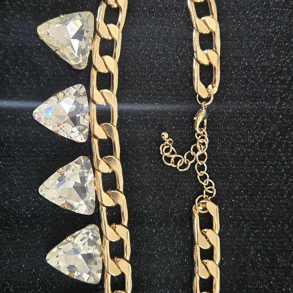 Elegant Gold and Crystal Necklace
